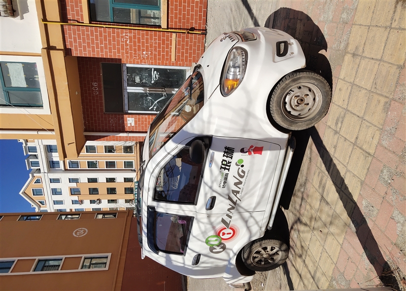 電動(dòng)轎車低價(jià)處理。