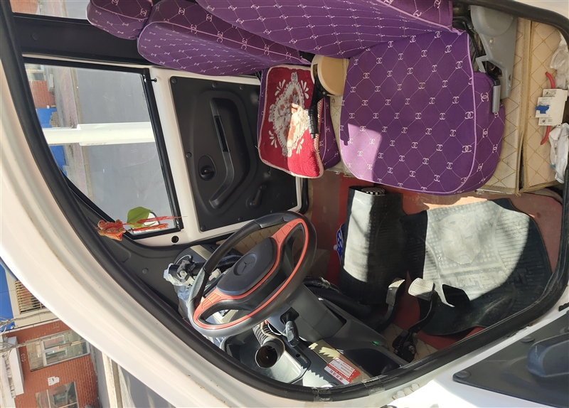 電動(dòng)轎車低價(jià)處理。