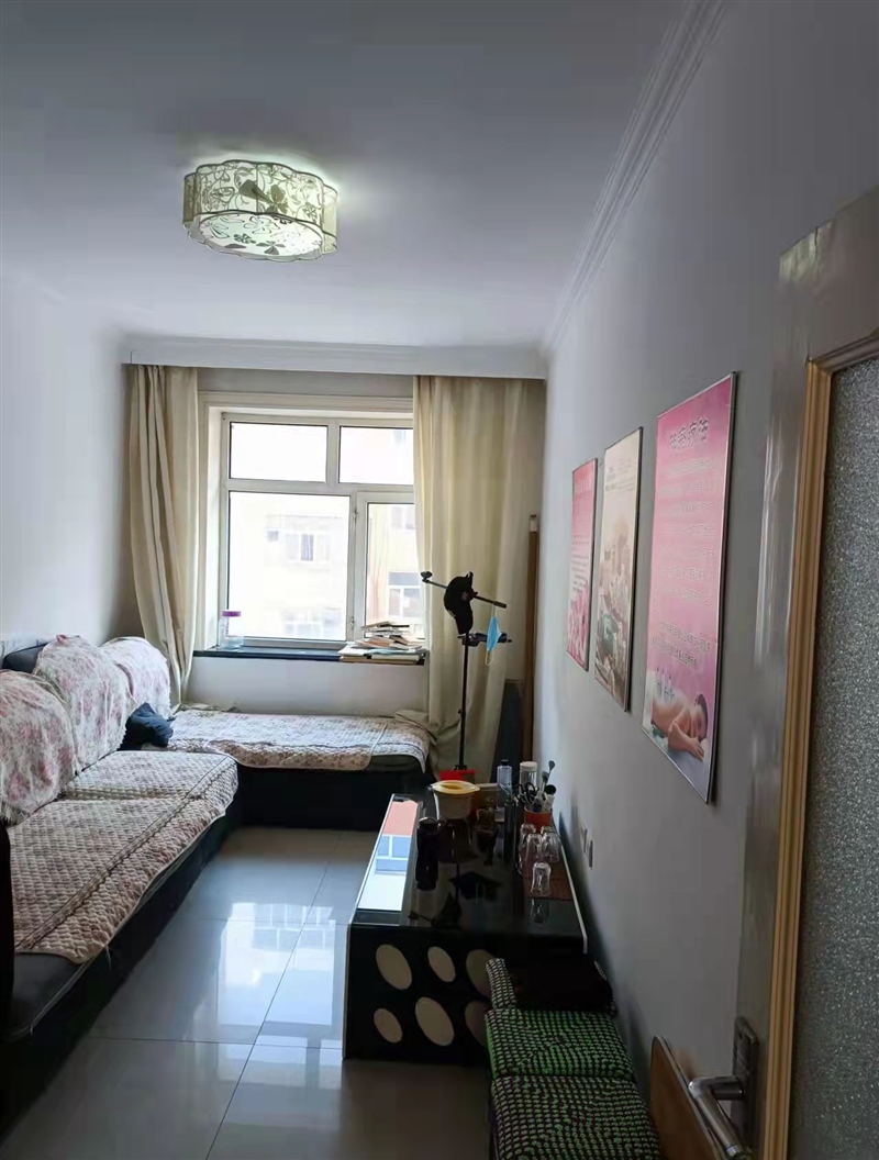 步行街，有一商廈后院，三樓86㎡。