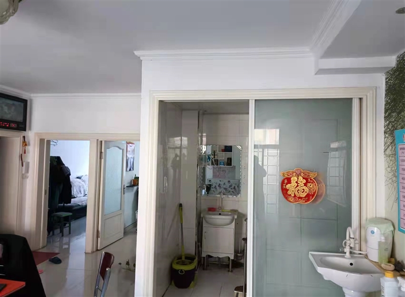 步行街，有一商廈后院，三樓86㎡。