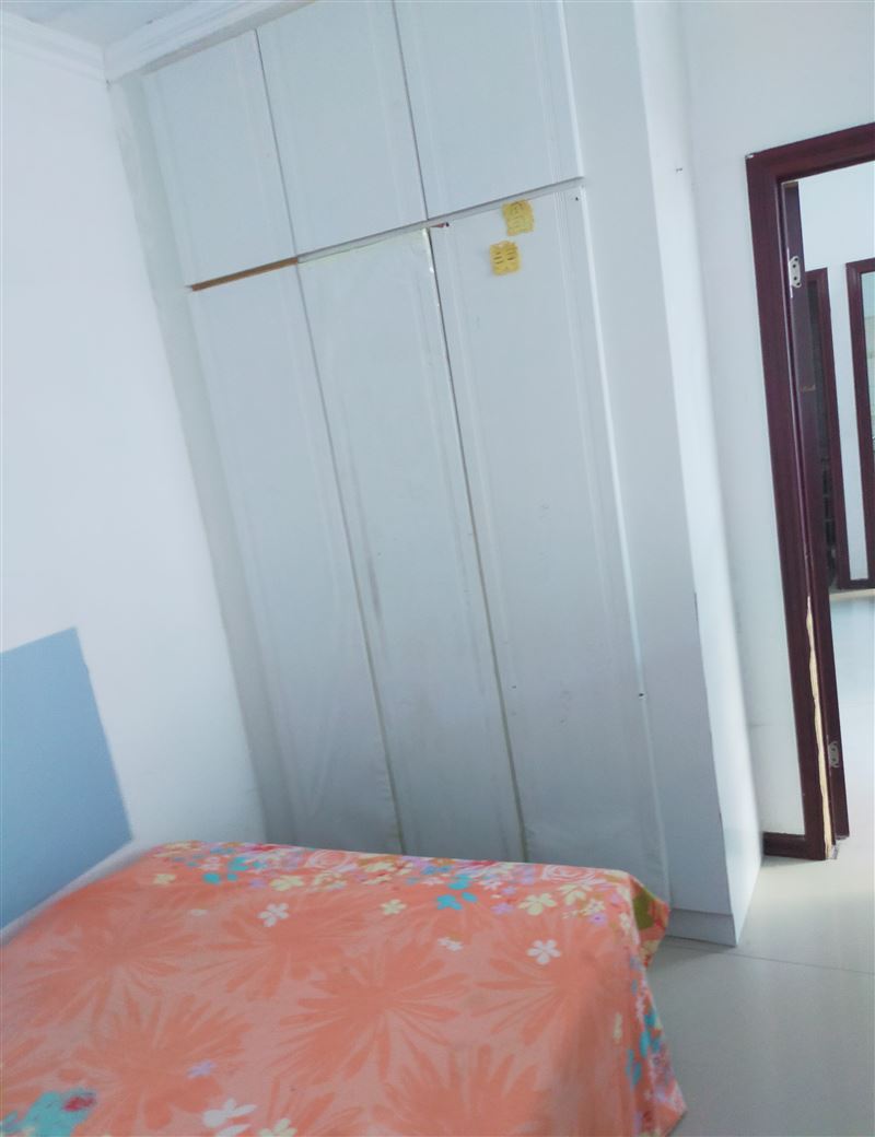 大商后面，二院的斜對角有六樓出租，拎包入住