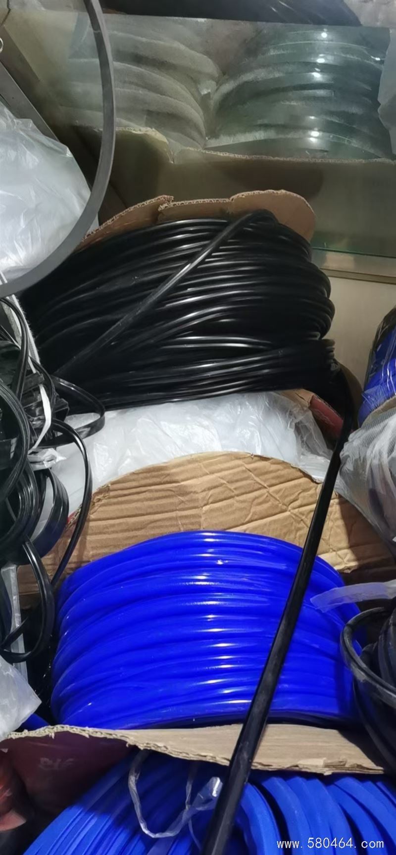 定做金鋼網(wǎng)紗窗，軟包防盜門，銷售維修門窗。