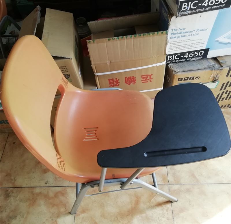 賣椅子，楊琴